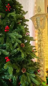 Christmas Tree  210 CM With Pine Cones And Berries PE + PVC ნაძვის ხე შერეული სილიკონის წიწვებით, გირჩით და კენკრით, 14 image