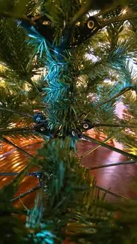 Christmas Tree 210 CM With Lights White Tips, Pine Cones And Berries PE+PVC - ნაძვის ხე განათებით შერეული სილიკონის წიწვებით, თეთრი ბოლოებით, გირჩით და კენკრით, 12 image