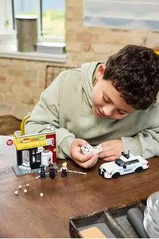 Lego Super Heroes 76311 Spider-Verse: Miles Morales vs. The Spot, 9 image