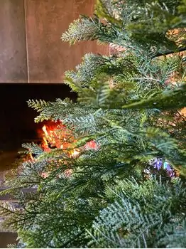 Christmas Tree 180 CM With Simulated Stump Pot PE - ნაძვის ხე ხის მორის ვიზუალის ქოთნით, 100% სილიკონი, 3 image