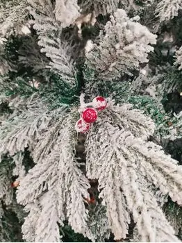 Christmas Tree With Berries PE + PVC 210 CM Snow-Covered - დათოვლილი ნაძვის ხე შერეული სილიკონის წიწვებით და კენკრით, 3 image