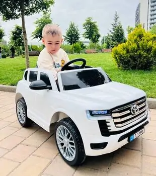 Toyota Jeep White - ელექტრო მანქანა კაუჩუკის საბურავებით