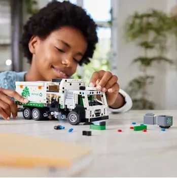 Lego Technic 42167 Mack® LR Electric Garbage Truck, 8 image