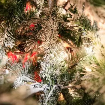 Snow-Covered Christmas Tree With Cones And Berries საახალწლო ნაძვის ხე შერეული დათოვლილი სილიკონის წიწვებით, გირჩით და კენკრით  210 სმ (OT2020), 8 image