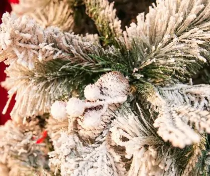 Snow-Covered Christmas Tree With Cones And Berries საახალწლო ნაძვის ხე შერეული დათოვლილი სილიკონის წიწვებით, გირჩით და კენკრით  210 სმ (OT2020), 11 image