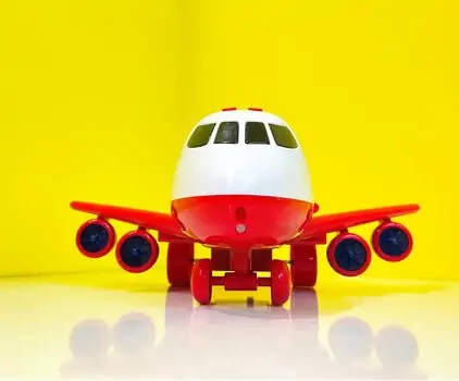 Garage Fire Dreamliner სათამაშო თვითმფრინავი მანქანებით, 5 image