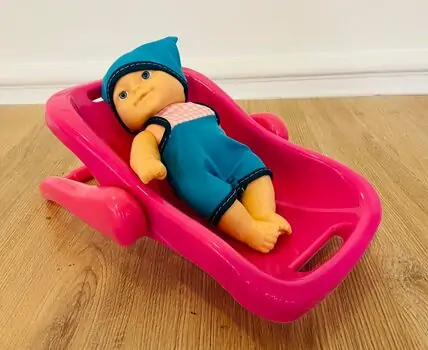 TOY DOLL WITH CARRIER სათამაშო თოჯინა კალათით