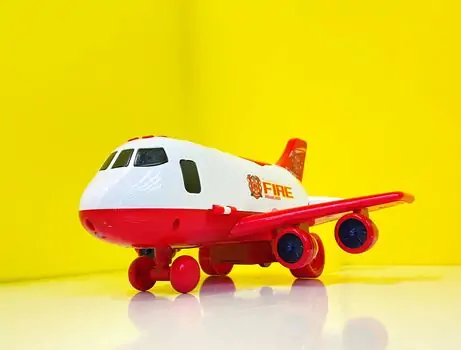 Garage Fire Dreamliner სათამაშო თვითმფრინავი მანქანებით, 4 image