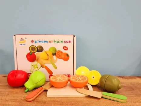 Wooden chopping board set with wooden knife - ხის სათამაშო დასაჭრელი ხილი