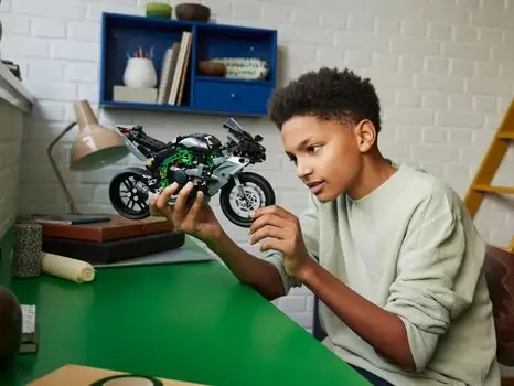 Lego Technic 42170 Kawasaki Ninja H2R Motorcycle, 6 image