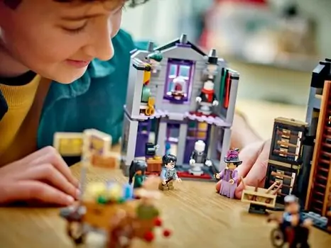 LEGO Harry Potter 76439 Ollivanders™ & Madam Malkin's Robes, 11 image