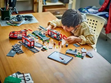 Lego City 60423 Downtown Streetcar and Station, 10 image