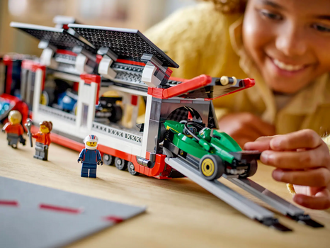 LEGO City 60445 F1® Truck with RB20 & AMR24 F1® Cars, 3 image