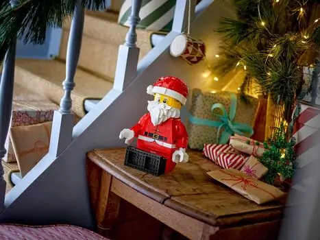 Lego 40820 Up-Scaled Santa Minifigure, 4 image