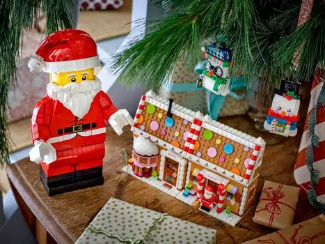 Lego 40820 Up-Scaled Santa Minifigure, 6 image