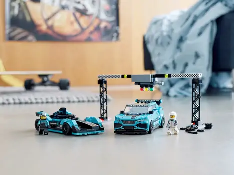 LEGO Speed Champions 76898 Formula E Panasonic Jaguar Racing GEN2 car & Jaguar I-PACE, 8 image