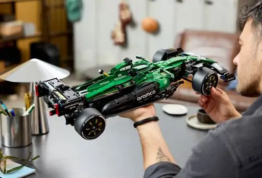 Lego Technic 42240 Aston Martin Aramco AMR25 F1® Car, 18 image