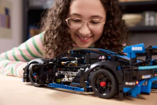 Lego Technic 42176 Porsche GT4 e-Performance Race Car, 9 image