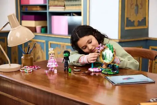 Lego Wicked 75682 Elphaba & Glinda Figures, 8 image