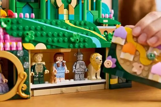 Lego Wicked 75685 Emerald City Wall Art, 8 image