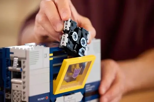 Lego Icons 10358 Transformers: Soundwave, 12 image