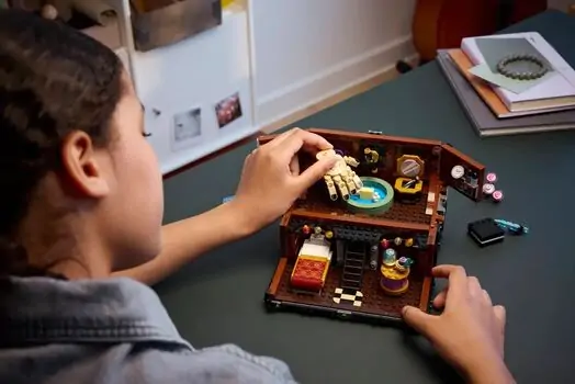Lego Wednesday 76785 Thing's Apartment, 9 image