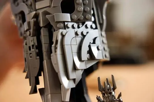 Lego Icons 11373 The Lord of the Rings: Sauron's Helmet, 6 image