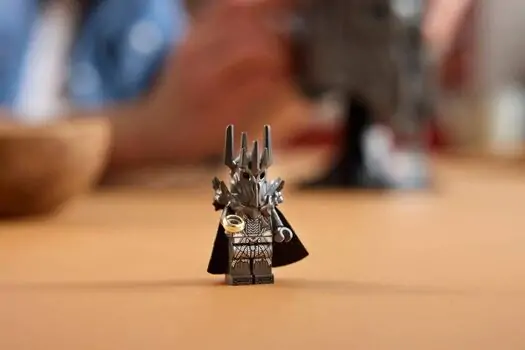 Lego Icons 11373 The Lord of the Rings: Sauron's Helmet, 4 image