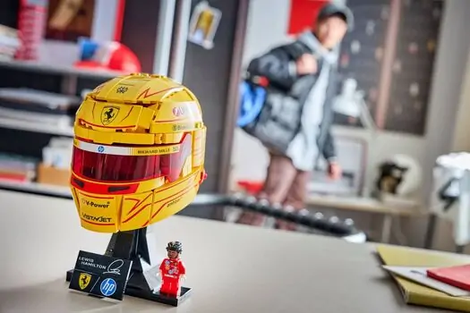 Lego Editions 43022 Scuderia Ferrari HP Lewis Hamilton Helmet, 4 image