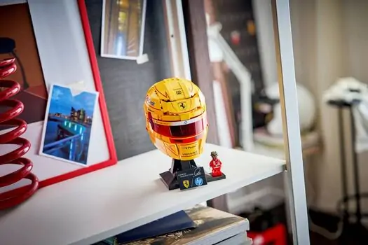 Lego Editions 43022 Scuderia Ferrari HP Lewis Hamilton Helmet, 3 image
