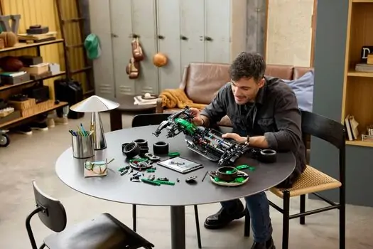 Lego Technic 42240 Aston Martin Aramco AMR25 F1® Car, 9 image