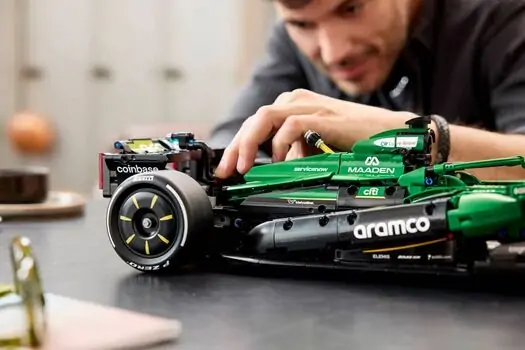 Lego Technic 42240 Aston Martin Aramco AMR25 F1® Car, 13 image