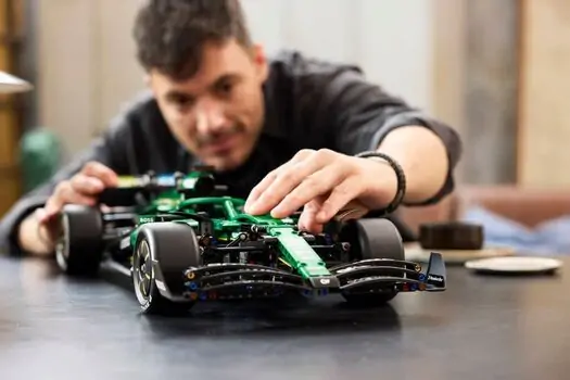 Lego Technic 42240 Aston Martin Aramco AMR25 F1® Car, 14 image