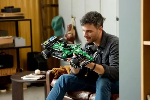 Lego Technic 42240 Aston Martin Aramco AMR25 F1® Car, 19 image