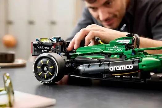 Lego Technic 42240 Aston Martin Aramco AMR25 F1® Car, 12 image