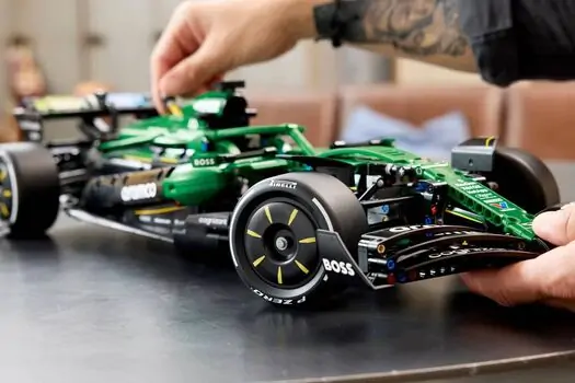 Lego Technic 42240 Aston Martin Aramco AMR25 F1® Car, 16 image