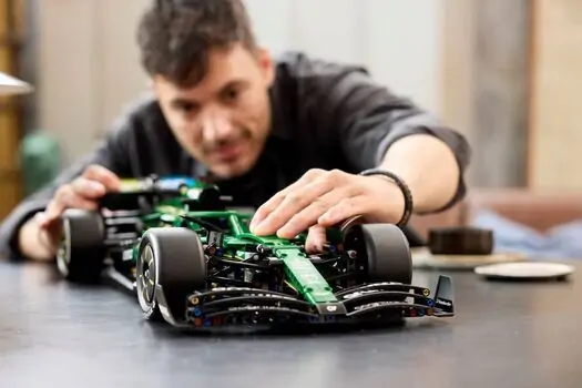 Lego Technic 42240 Aston Martin Aramco AMR25 F1® Car, 15 image