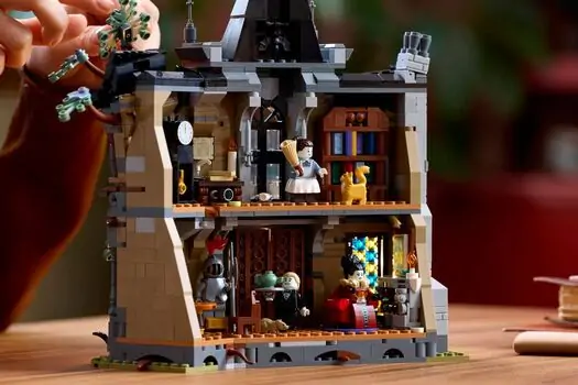 Lego Icons 11383 Mayor Manor, 8 image