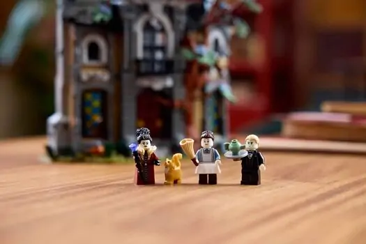 Lego Icons 11383 Mayor Manor, 10 image