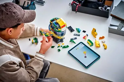 Lego Editions 43024 Ayrton Senna Helmet, 7 image