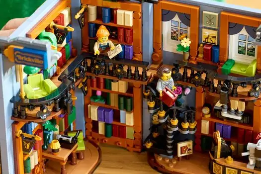 Lego Icons 11379 Bookshop: Book Nook, 15 image