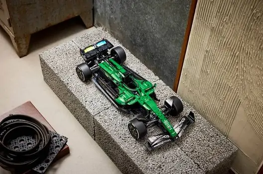Lego Technic 42240 Aston Martin Aramco AMR25 F1® Car, 21 image